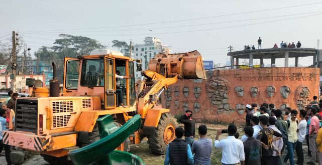 বরিশালে শেখ মুজিবের ভাস্কর্য ও শিশু পার্ক ভাঙচুর