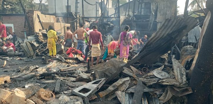 পটুয়াখালীতে ভয়াবহ অগ্নিকাণ্ডে পুড়েছে ২৩ বসতঘর