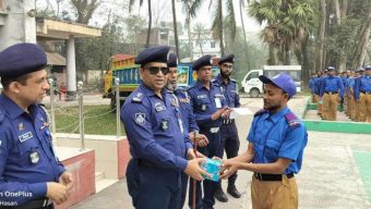 ভালো কাজের জন্য আনসারদের পুরস্কৃত করলেন ভোলার পুলিশ সুপার