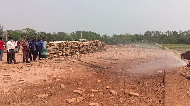 মনপুরায় দুই ইটভাটায় অভিযান, এক লক্ষ টাকা জরিমানা