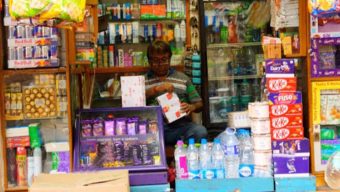 বরিশালে অন্য পণ্য না কিনলে মেলে না সয়াবিন তেল