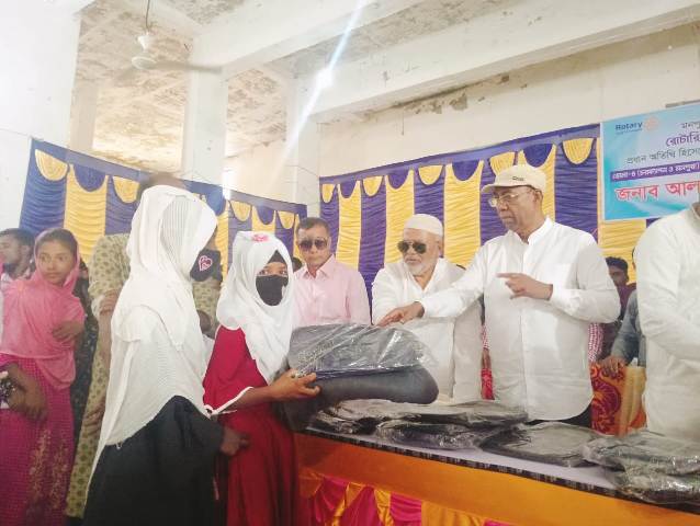 মনপুরায় সুবধিা বঞ্চিত শিশুদের মাঝে উপহার বিতরণ