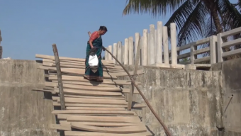 নেছারাবাদে নেই সংযোগ সড়ক, ৪ কোটি টাকার সেতুতে উঠতে হয় মই বেয়ে