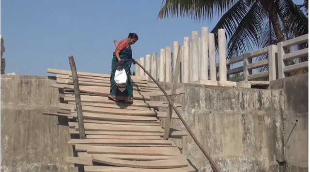 নেছারাবাদে নেই সংযোগ সড়ক, ৪ কোটি টাকার সেতুতে উঠতে হয় মই বেয়ে