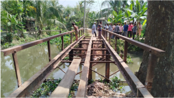নাজিরপুরে ব্রিজের রড খুলে নিলেন বিএনপি নেতা