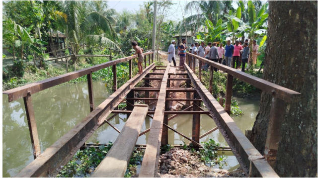 নাজিরপুরে ব্রিজের রড খুলে নিলেন বিএনপি নেতা