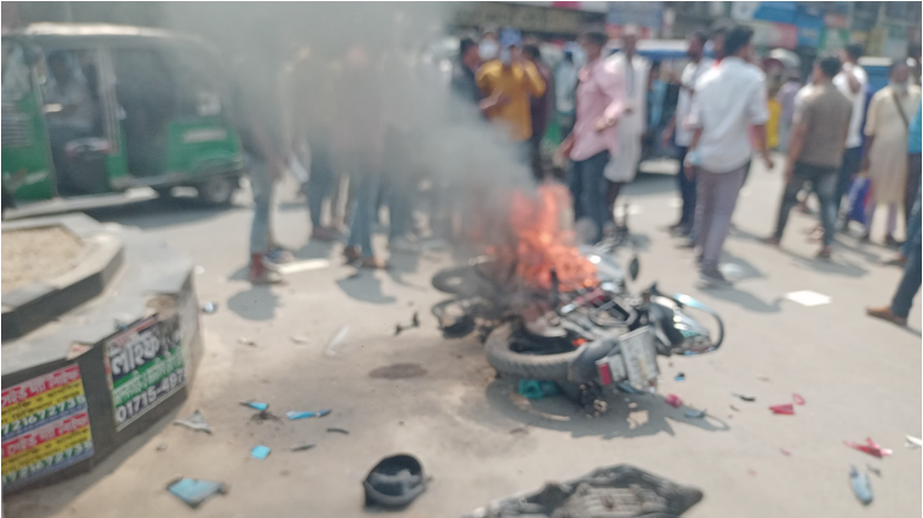 বরিশালে ডাকাতের ছবি তোলায় পোড়ানো হলো সাংবাদিকের মোটরসাইকেল