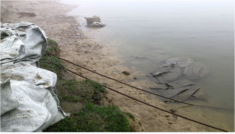 পটুয়াখালীতে মাস না পেরোতেই বিলীন স্কুল রক্ষায় ফেলা জিওব্যাগ