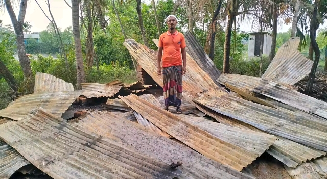 কলাপাড়ায় অটোরিকশা চালকের ঘরে আগুন: থানায় অভিযোগ