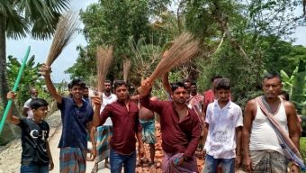 তালতলীতে নিম্নমানের ইট দিয়ে সড়ক নির্মাণ প্রেকৌশলীর বিরেুদ্ধে ঝাড়ু মিছিল