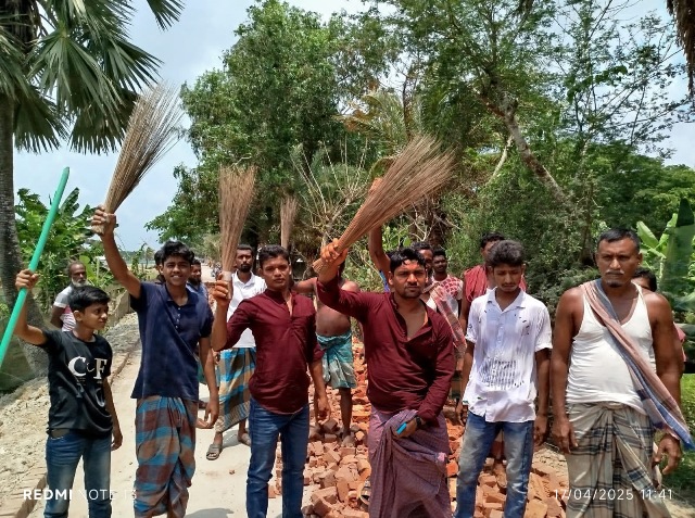 তালতলীতে নিম্নমানের ইট দিয়ে সড়ক নির্মাণ প্রেকৌশলীর বিরেুদ্ধে ঝাড়ু মিছিল
