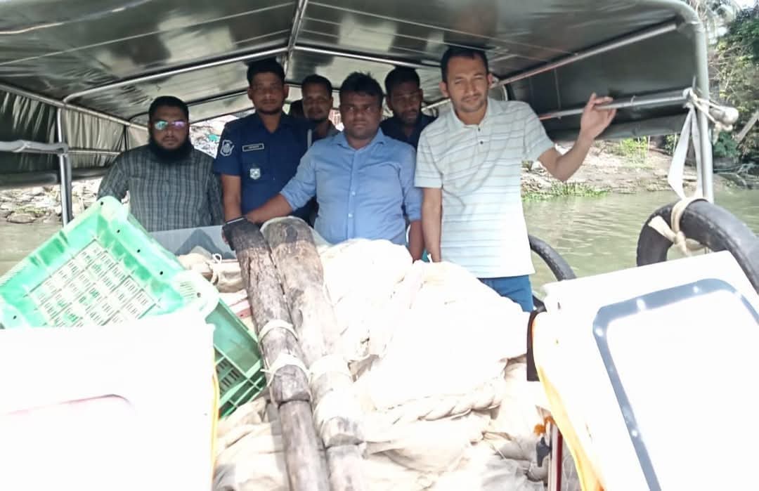 কাউখালীতে কচা নদী থেকে অর্ধ লক্ষাধিক টাকার বেড় জাল জব্দ করেছে প্রশাসন