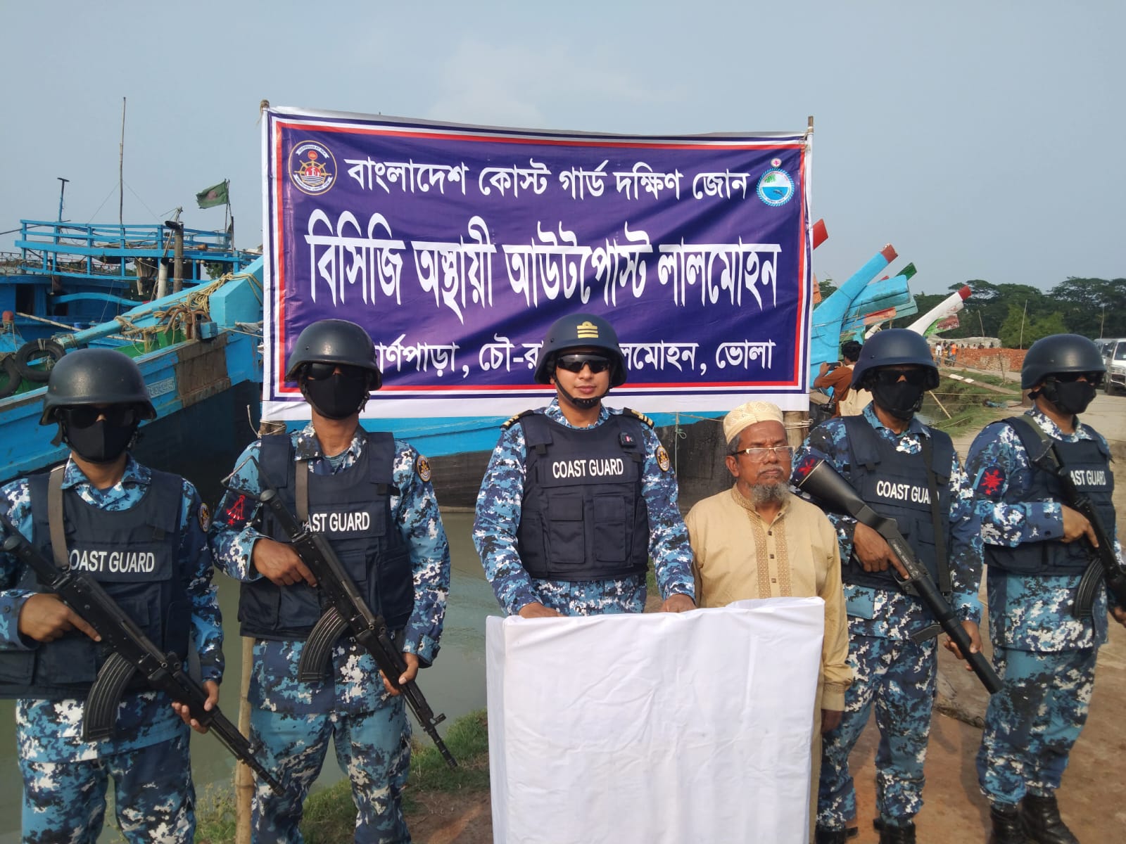 লালমোহনে ৯টি অবৈধ ট্রলিং বোট জব্দ করেছে কোস্ট গার্ড