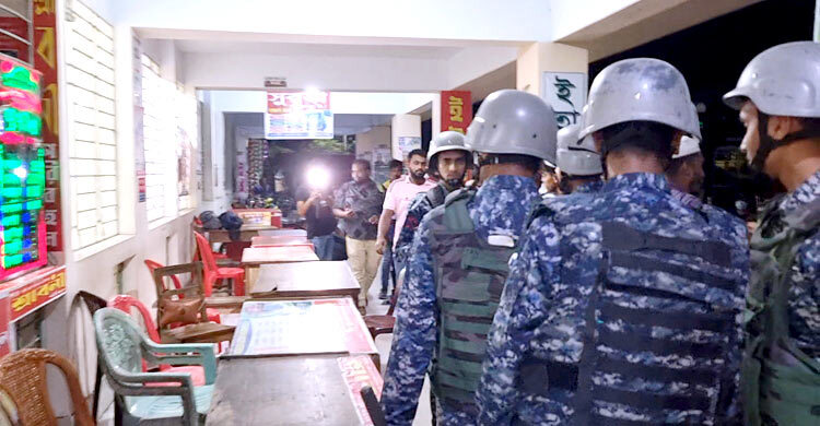 বরগুনায় বাস টার্মিনালে নৌবাহিনীর অভিযান