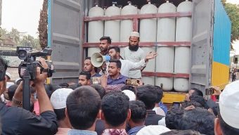ভোলায় গ্যাস বহনকারী ৫ কাভার্ডভ্যান আটকে দিলো জনতা