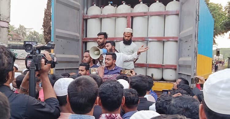 ভোলায় গ্যাস বহনকারী ৫ কাভার্ডভ্যান আটকে দিলো জনতা