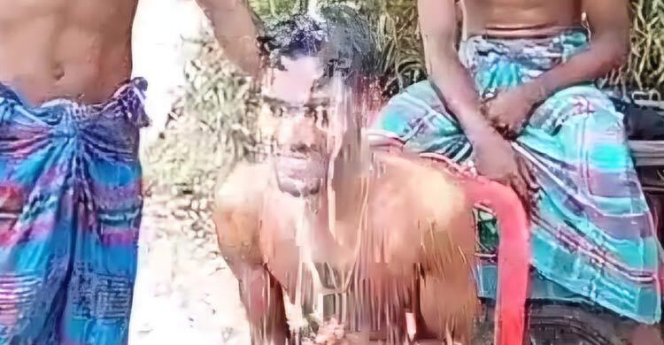 বরগুনায় স্ত্রী তালাক দেওয়ায় দুধ দিয়ে গোসল করলেন যুবক