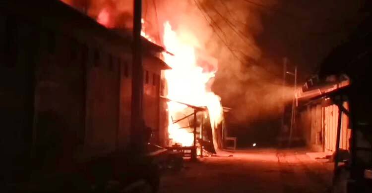 কলাপাড়ায় মধ্যরাতে পুড়ে ছাই বিএনপি কার্যালয়সহ ৫ দোকান