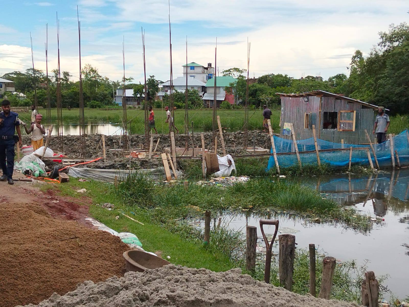 কলাপাড়ায় প্রবাহমান খালে অবৈধ স্থাপনা: দখলদারকে ৫০ হাজার টাকা জরিমানা