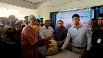 কলাপাড়ায় জলোচ্ছ্বাসে ক্ষতিগ্রস্ত ৮০০ পরিবারকে ত্রাণ বিতরণ