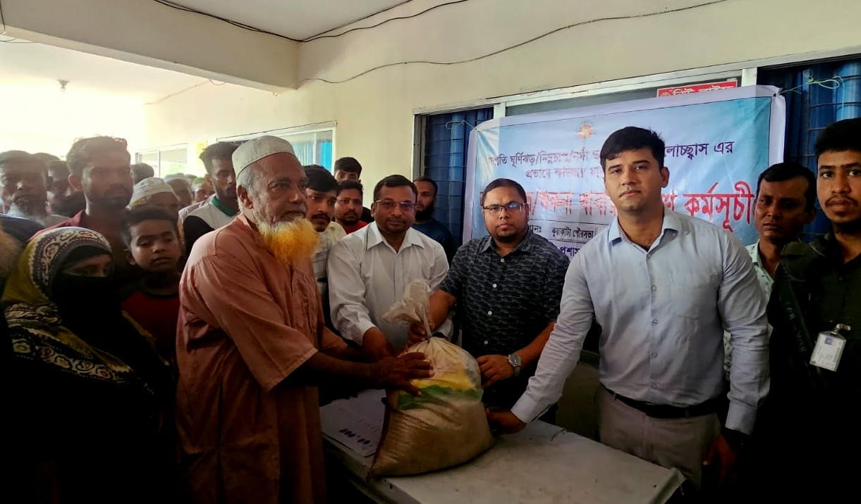 কলাপাড়ায় জলোচ্ছ্বাসে ক্ষতিগ্রস্ত ৮০০ পরিবারকে ত্রাণ বিতরণ