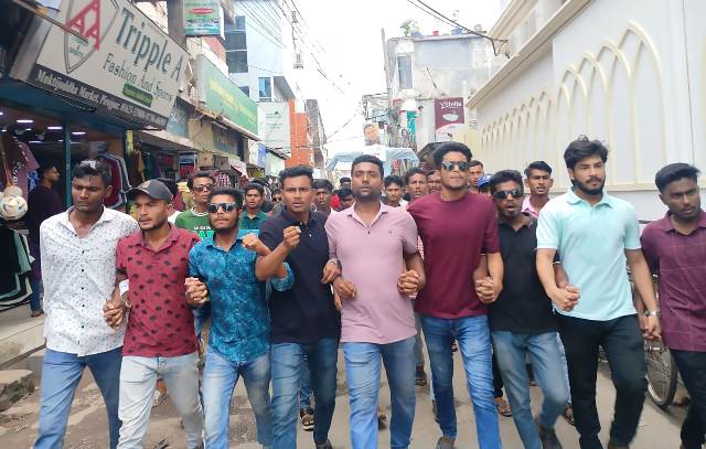 কেন্দ্রীয় ছাত্রদল নেতাদের বিরুদ্ধে পিরোজপুর ছাত্রদলের বিক্ষোভ মিছিল