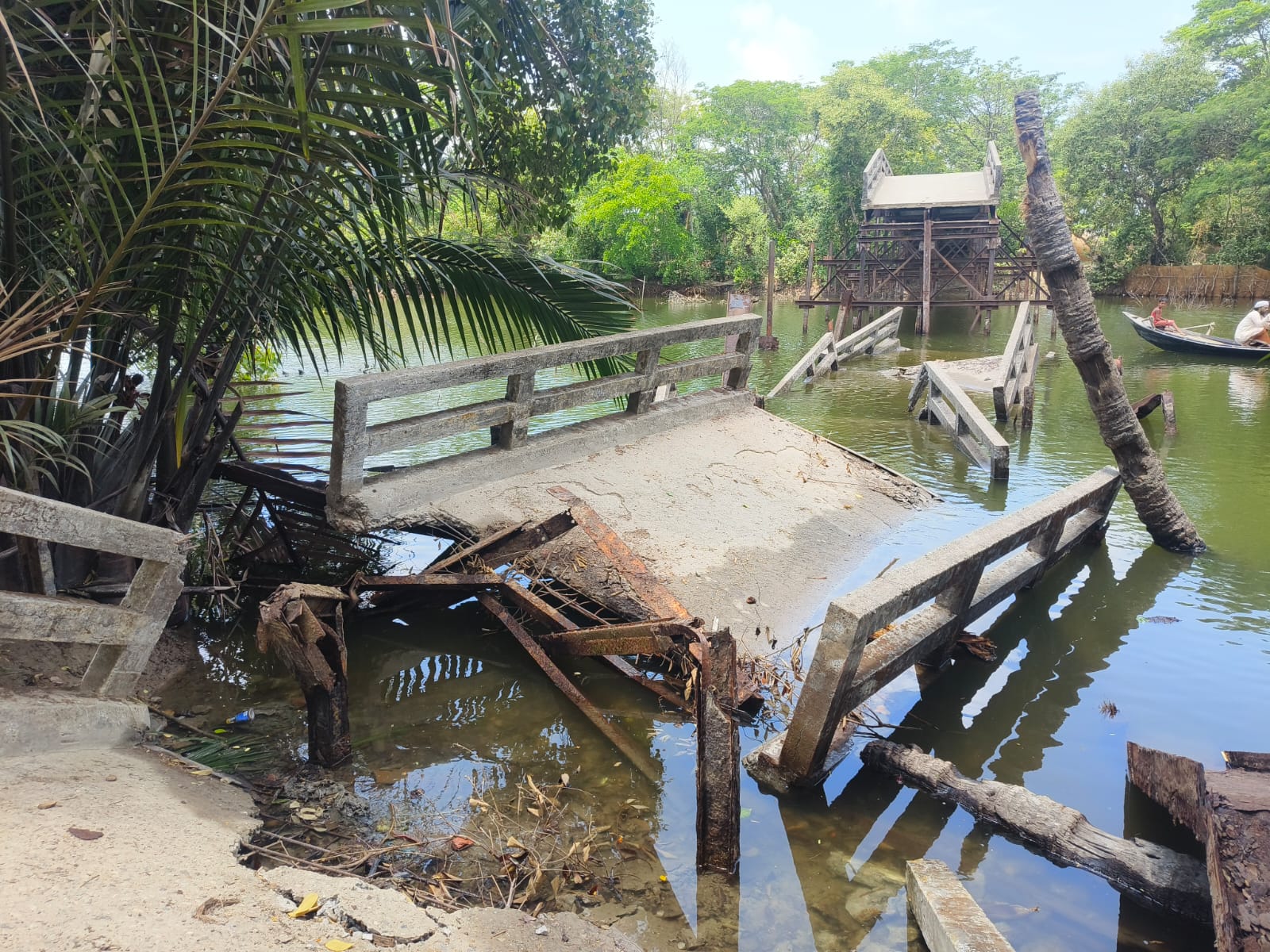 কলাপাড়ায় ব্রিজ ভেঙে , যোগাযোগ বিচ্ছিন্ন ১০ টি গ্রাম