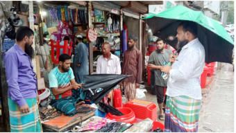 বৃষ্টির ‘মন খারাপের’ দিনে ছাতা কারিগরদের মুখে হাসি