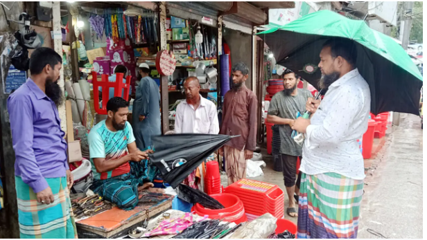 বৃষ্টির ‘মন খারাপের’ দিনে ছাতা কারিগরদের মুখে হাসি