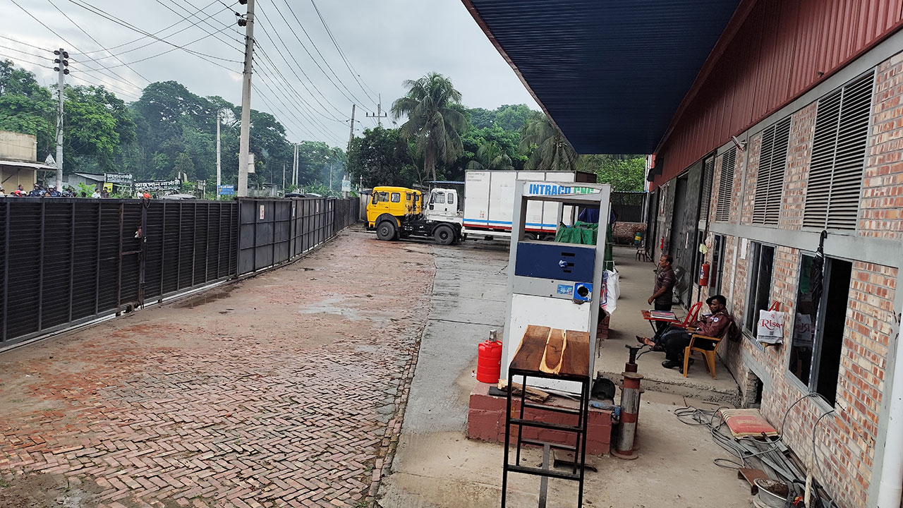 ভোলায় ইন্ট্রাকোর স্টেশনে তালা দিলো ‘আমরা ভোলাবাসী’