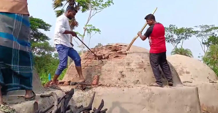 ঝালকাঠিতে কয়লা তৈরির ২৩ চুল্লি গুঁড়িয়ে দিলেন ভ্রাম্যমাণ আদালত