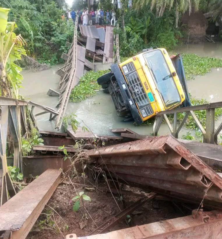 পিরোজপুরে মাল বোঝাই ট্রাক বেইলী ব্রিজ ভেঙ্গে খালে, যোগাযোগ বন্ধ 