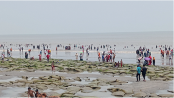 পর্যটকদের পদচারণায় মুখরিত সাগরকন্যা কুয়াকাটা