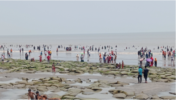 পর্যটকদের পদচারণায় মুখরিত সাগরকন্যা কুয়াকাটা