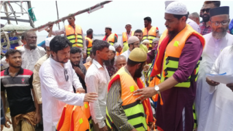 বাউফলে জেলেদের নিরাপত্তায় লাইফ জ্যাকেট বিতরণ করলেন ড. মাসুদ
