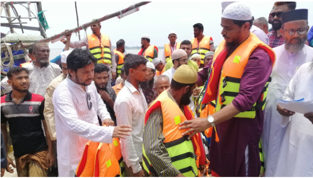 বাউফলে জেলেদের নিরাপত্তায় লাইফ জ্যাকেট বিতরণ করলেন ড. মাসুদ