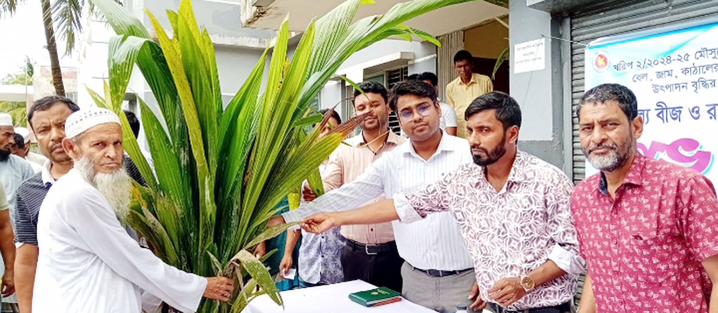 তজুমদ্দিনে বিনামূল্যে নারিকেলের চারা পেলো কৃষক ও শিক্ষা প্রতিষ্ঠান