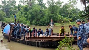 পাথরঘাটায় নৌবাহিনীর সহায়তায় ভেঙে যাওয়া বেড়িবাঁধে সাঁকো নির্মাণ শুরু