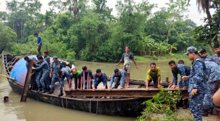 পাথরঘাটায় নৌবাহিনীর সহায়তায় ভেঙে যাওয়া বেড়িবাঁধে সাঁকো নির্মাণ শুরু