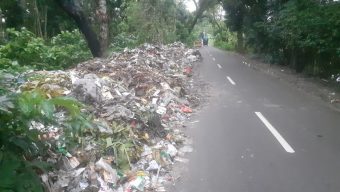 লালমোহনে মহাসড়কের পাশেই পৌরসভার ময়লা !