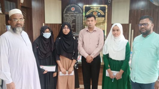 লালমোহনে রচনা প্রতিযোগিতার তিন প্রতিষ্ঠানের সেরা তিন ছাত্রী