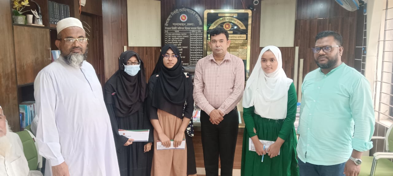 লালমোহনে রচনা প্রতিযোগিতার তিন প্রতিষ্ঠানের সেরা তিন ছাত্রী