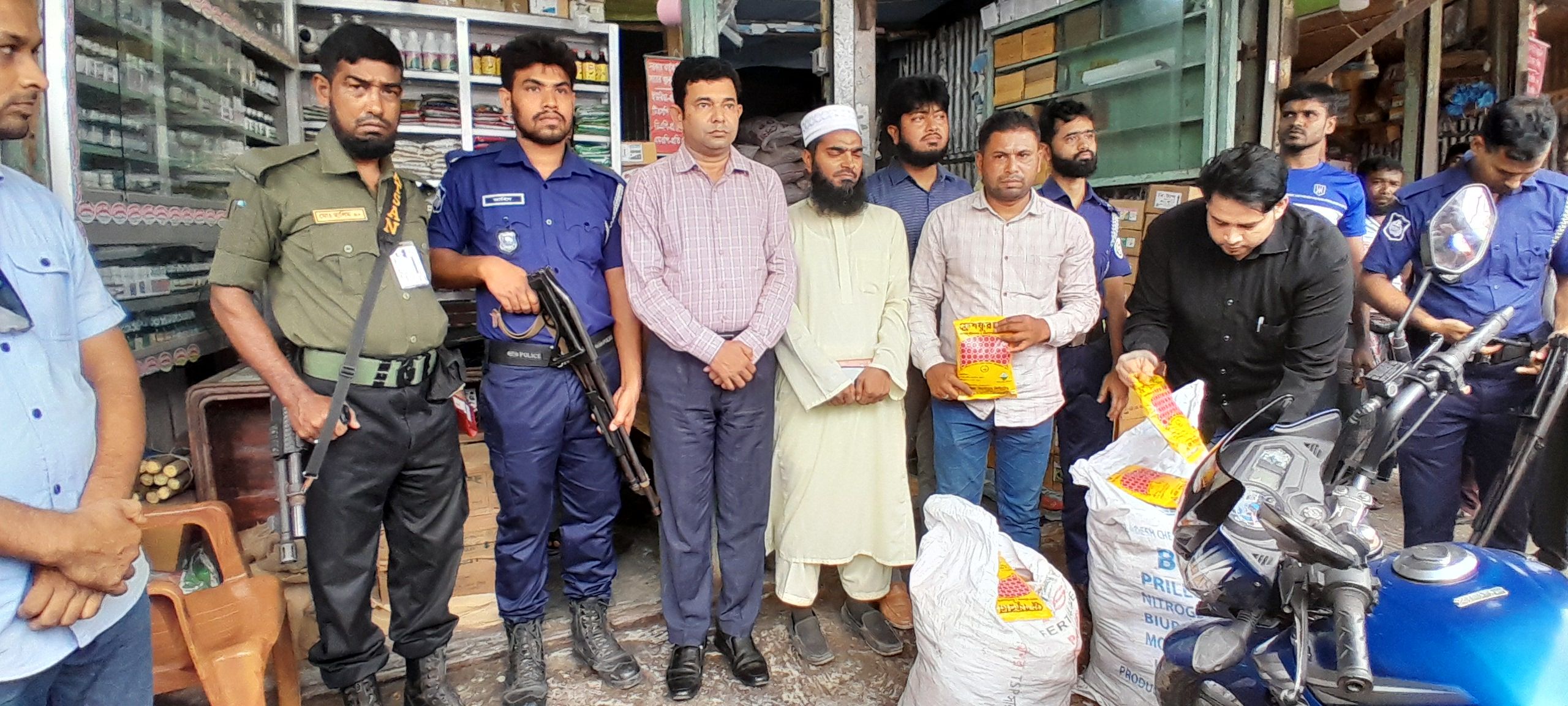 লালমোহনে নিষিদ্ধ কার্বোফিউরান থাকায় কীটনাশক ব্যবসায়ীকে জরিমানা