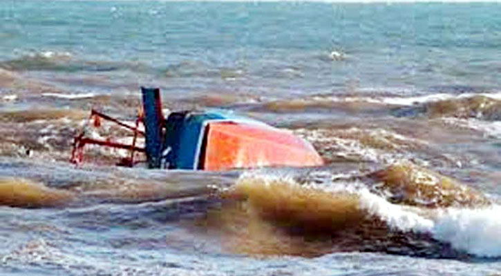 বঙ্গোপসাগরে ট্রলার ডুবি, ৯ জেলে উদ্ধার নিখোঁজ ৩