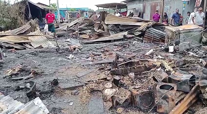 বরিশালে ভয়াবহ অগ্নিকাণ্ডে ২৭ দোকান পুড়ে ছাই