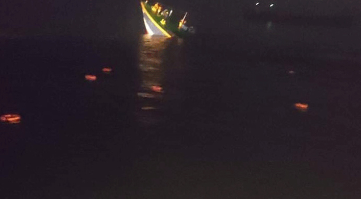 মেঘনায় ৬ বাল্কহেড ডুবি