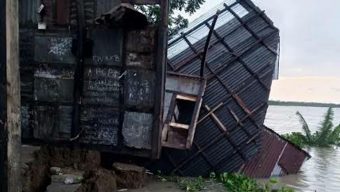 আকস্মিক ভাঙনে সন্ধ্যা নদীর গর্ভে বিলীন ৪ ঘর