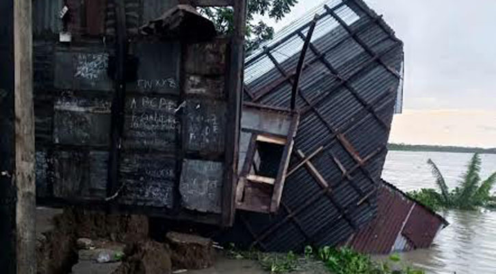 আকস্মিক ভাঙনে সন্ধ্যা নদীর গর্ভে বিলীন ৪ ঘর