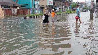 ভারী বৃষ্টিতে বরিশাল নগরের বেশিরভাগ সড়ক পানির নিচে