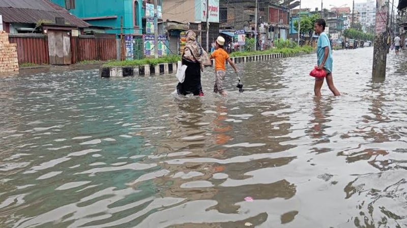 ভারী বৃষ্টিতে বরিশাল নগরের বেশিরভাগ সড়ক পানির নিচে